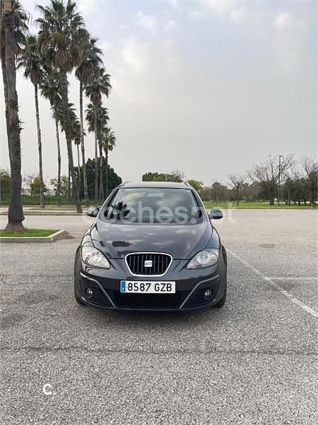 Usado Seat Altea XL Style 105 CV (77 kW) 2010 Gris / plata Monovolumen
