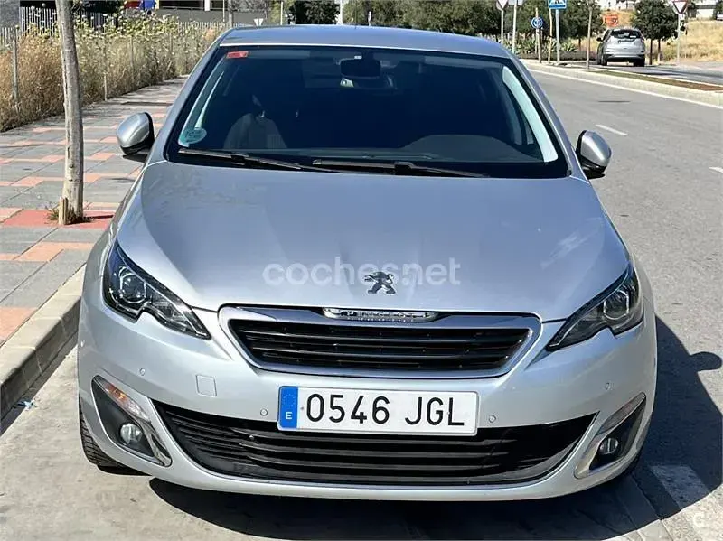 Usado Peugeot 308 Allure 130 CV (95 kW) 2015 Gris / plata Berlina