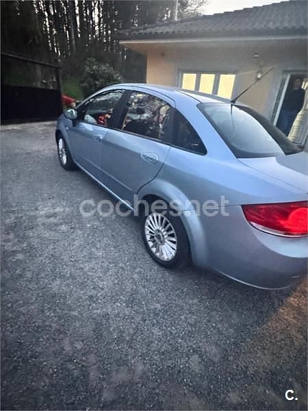 Usado Fiat Linea Emotion 90 CV (66 kW) 2008 Gris / plata Berlina