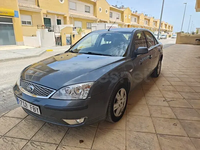 Usado Ford Mondeo Futura 130 CV (95 kW) 2006 Beige Berlina