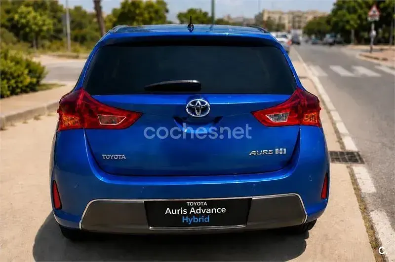 Usado Toyota Auris Hybrid Advance 136 CV (100 kW) 2014 Azul Berlina