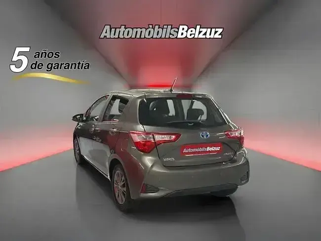 Usado Toyota Yaris Hybrid Active 100 CV (73 kW) 2019 Gris Utilitario