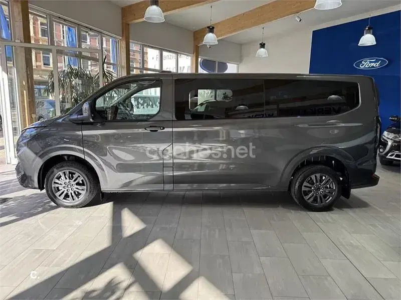 Usado Ford Tourneo Custom Titanium X 150 CV (110 kW) 2025 Gris / plata Van