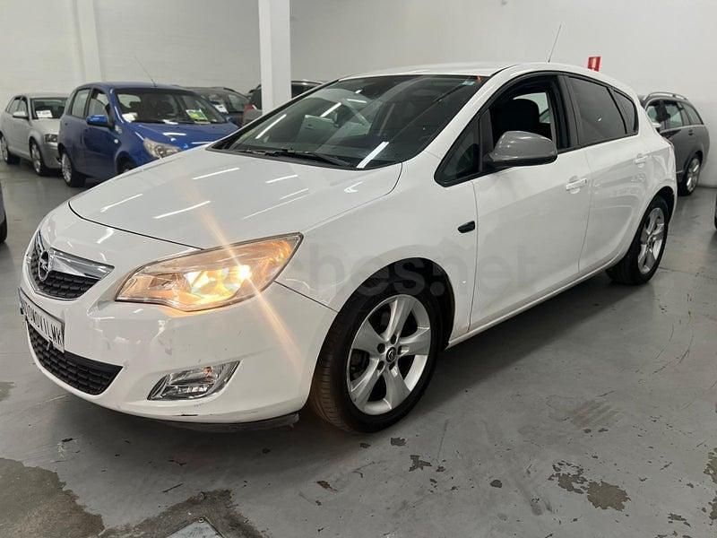 Usado Opel Astra Enjoy 110 CV (80 kW) 2010 Blanco Berlina