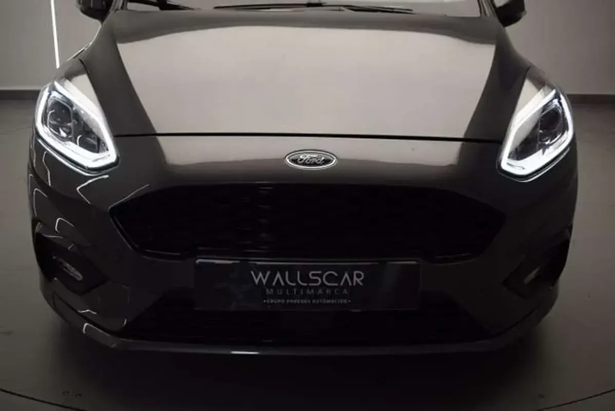 Usado Ford Fiesta Trend 95 CV (69 kW) 2020 Gris Utilitario