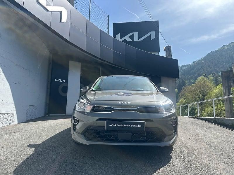 Usado Kia Rio 84 CV (61 kW) 2023 Gris / plata Berlina