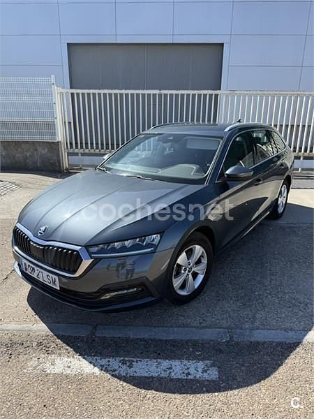 Usado Skoda Octavia Style 150 CV (110 kW) 2021 Gris / plata Familiar