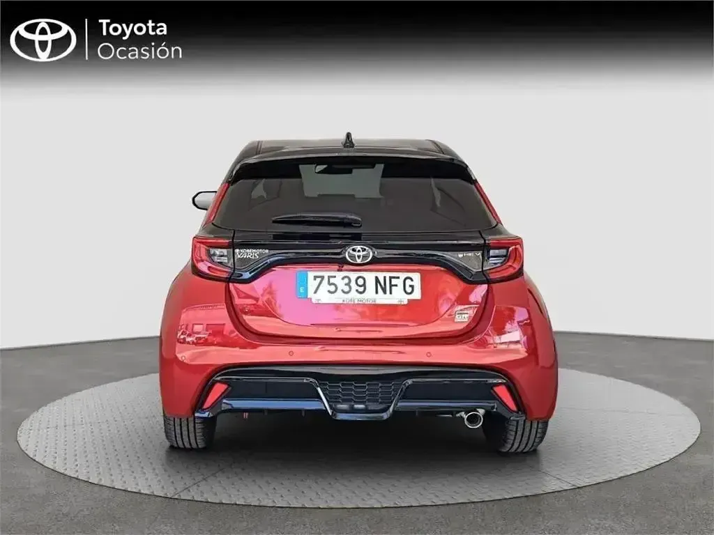 Begagnad Toyota Yaris Hybrid Plus 130 HK (95 kW) 2025 Röd Minibuss