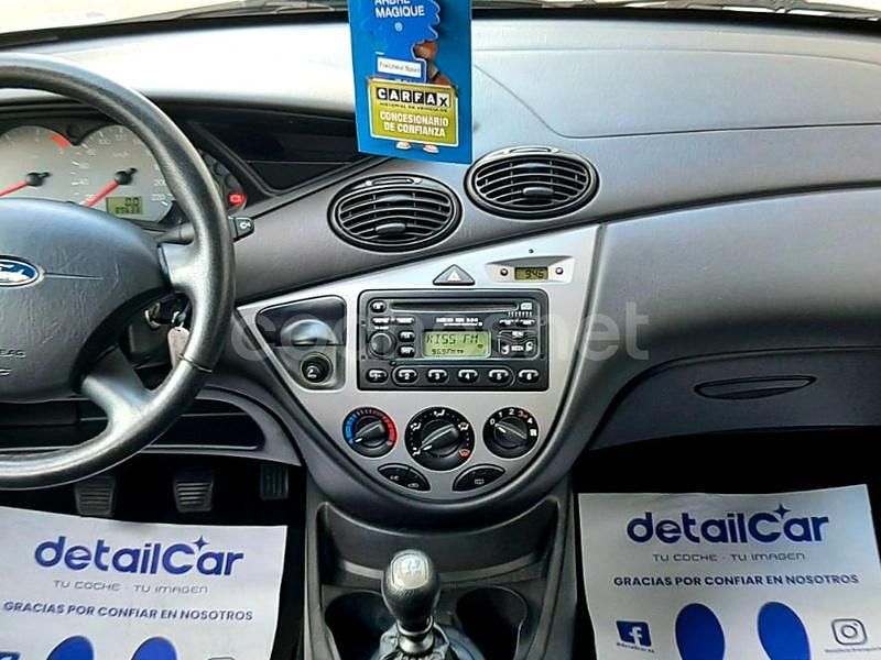 Usado Ford Focus Trend 90 CV (66 kW) 2005 Gris / plata Berlina