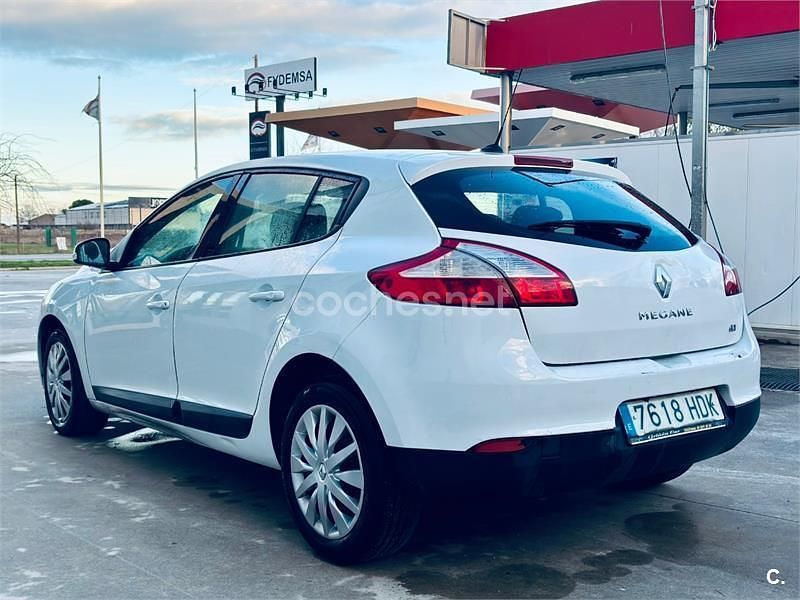 Usado Renault Mégane Dynamique 110 CV (80 kW) 2011 Blanco Berlina