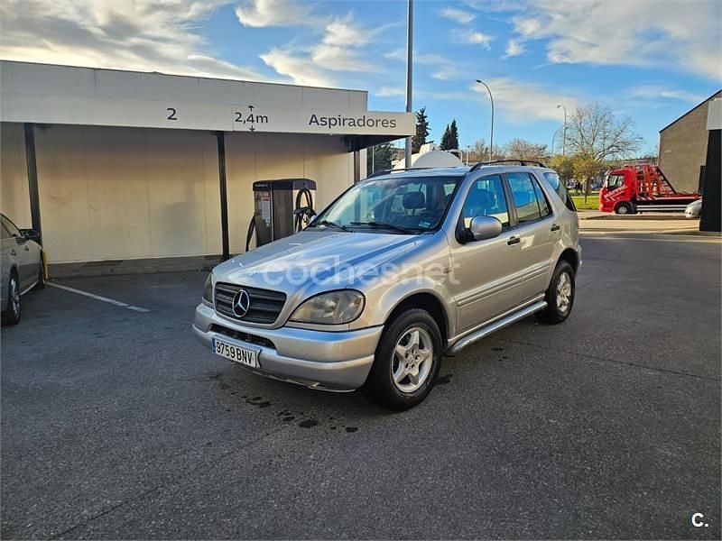Usado Mercedes ML270 163 CV (119 kW) 2001 Gris / plata SUV