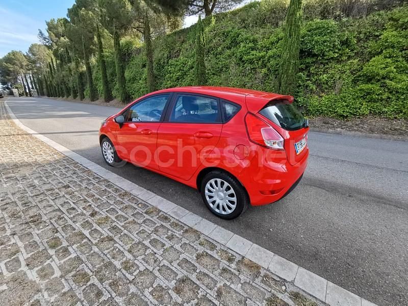 Usado Ford Fiesta Trend 82 CV (60 kW) 2015 Rojo Berlina