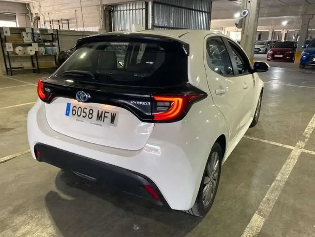 Usado Toyota Yaris Active 116 CV (85 kW) 2023 Blanco Utilitario