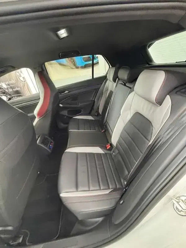 Usado VW Golf VIII GTI 245 CV (180 kW) 2021 Blanco Utilitario