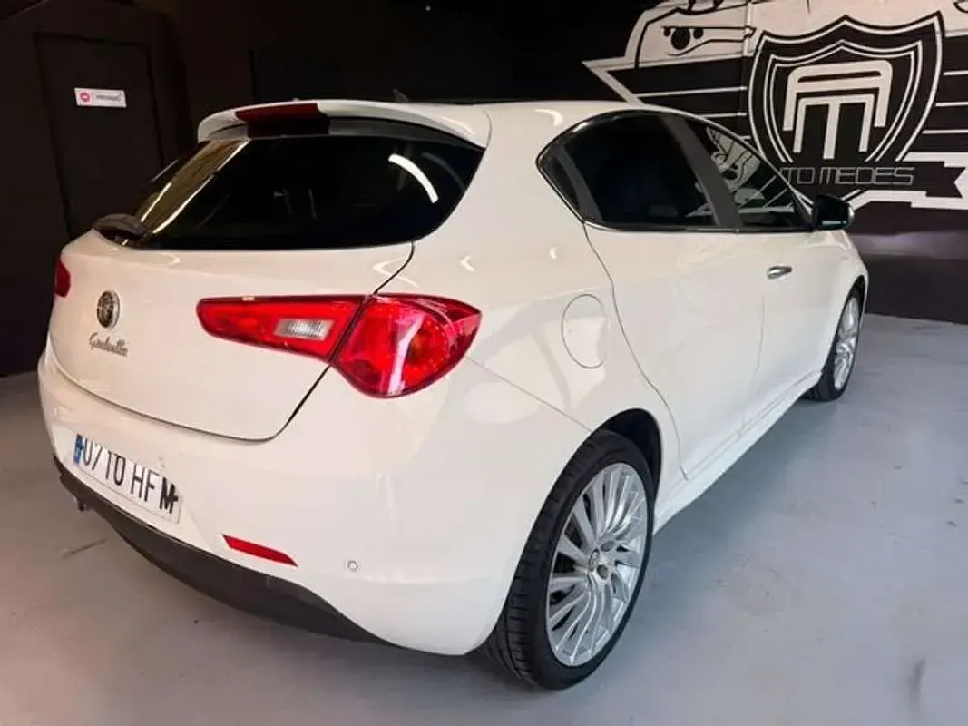 Usado Alfa Romeo Giulietta Distinctive 105 CV (77 kW) 2011 Blanco Utilitario