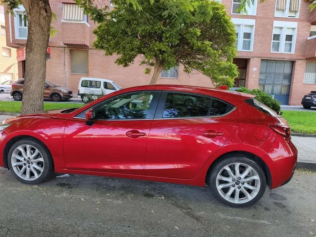 Usado Mazda 3 Comfort 105 CV (77 kW) 2016 Rojo Utilitario