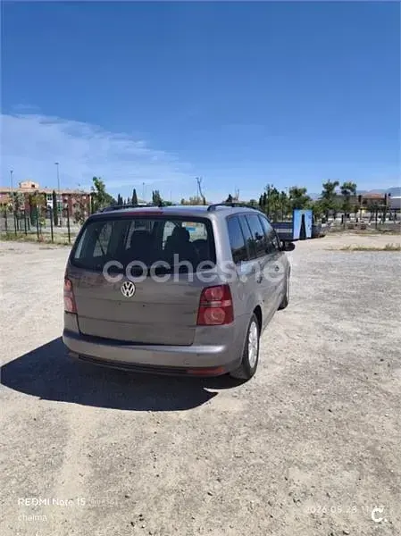 Usado VW Touran Advance 105 CV (77 kW) 2010 Gris / plata Monovolumen
