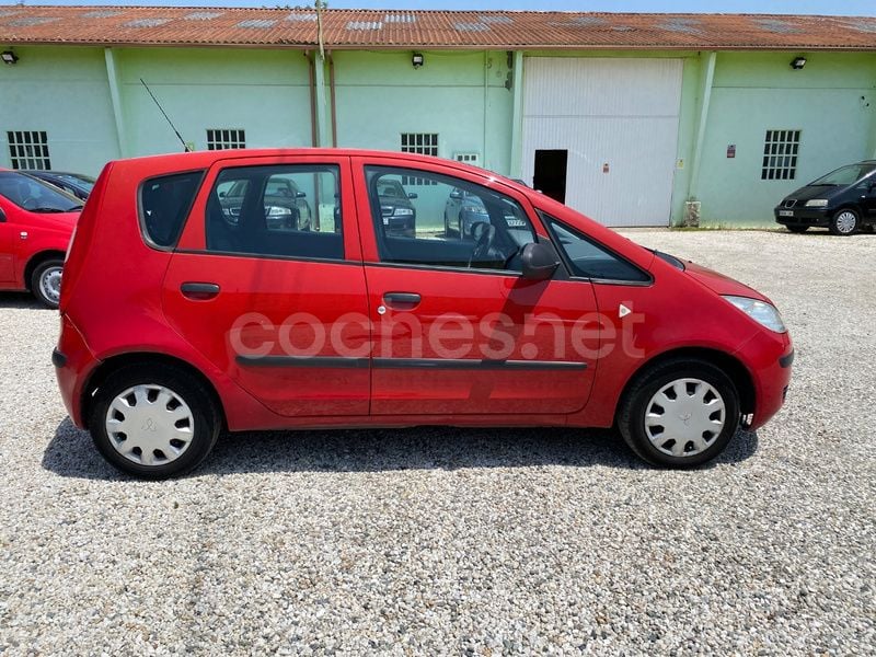 Usado Mitsubishi Colt Inform 95 CV (69 kW) 2005 Rojo Monovolumen