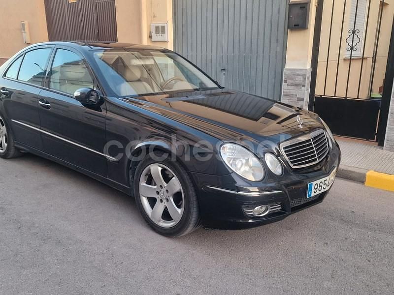 Usado Mercedes E400 Avantgarde 260 CV (191 kW) 2004 Azul Berlina