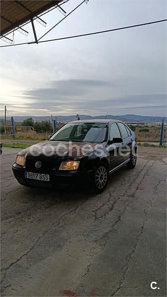 Negro Usado 2002 VW Bora Conceptline Berlina | 1200 € - Imagen 1/4