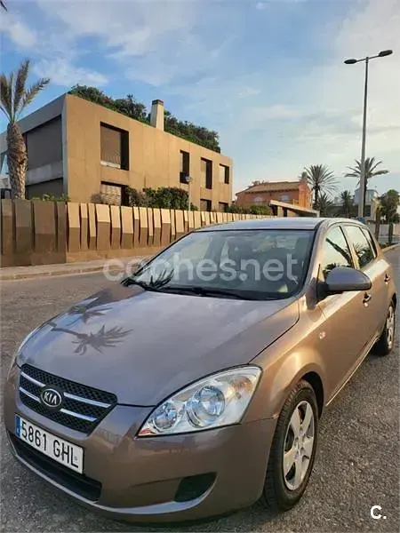 Usado Kia Ceed 90 CV (66 kW) 2008 Gris / plata Utilitario