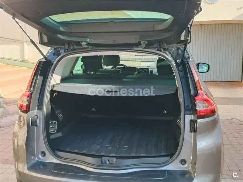 Usado Renault Grand Scénic IV Zen 140 CV (102 kW) 2022 Gris / plata Monovolumen