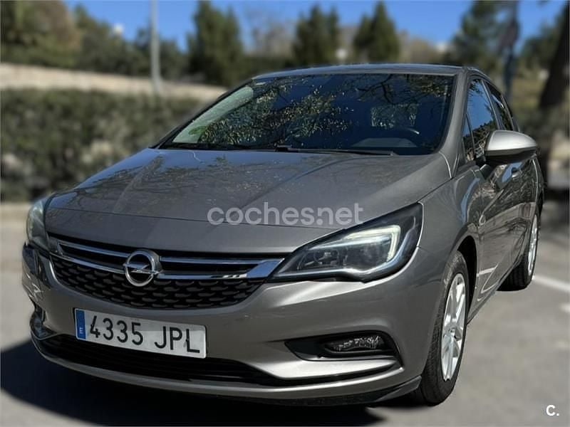 Gris / plata Usado 2016 Opel Astra Selective Berlina | 7300 € (Buen precio) - Imagen 1/4