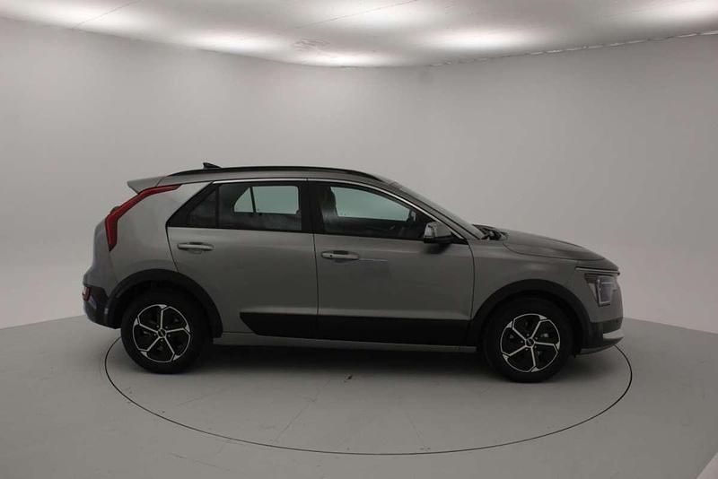 Usado Kia Niro 129 CV (94 kW) 2025 Gris / plata SUV