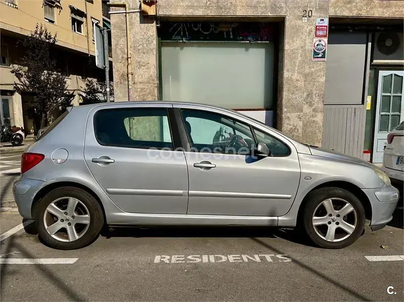 Usado Peugeot 307 90 CV (66 kW) 2004 Gris / plata Berlina