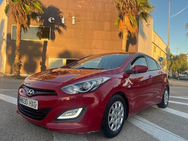 Usado Hyundai i30 90 CV (66 kW) 2014 Granate Berlina