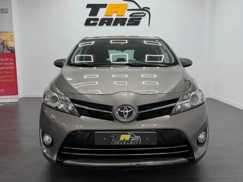 Usado Toyota Verso Advance 147 CV (108 kW) 2016 Gris / plata Monovolumen