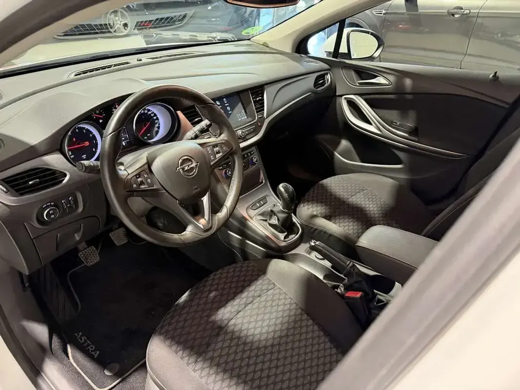 Usado Opel Astra Selective 105 CV (77 kW) 2017 Blanco Utilitario
