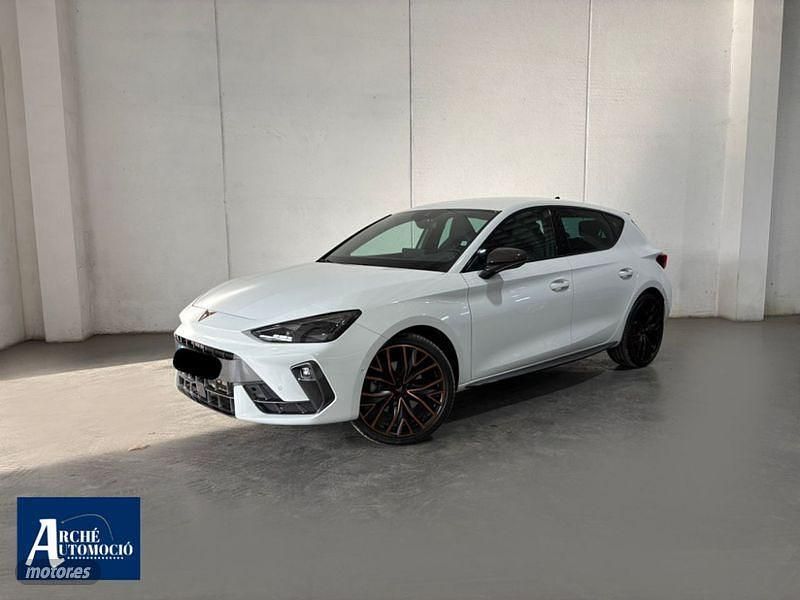 Blanco Usado 2025 Cupra Leon Berlina | 34.490 € (Un poco caro) - Imagen 1/4