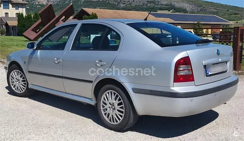Usado Skoda Octavia 130 CV (95 kW) 2004 Gris / plata Berlina