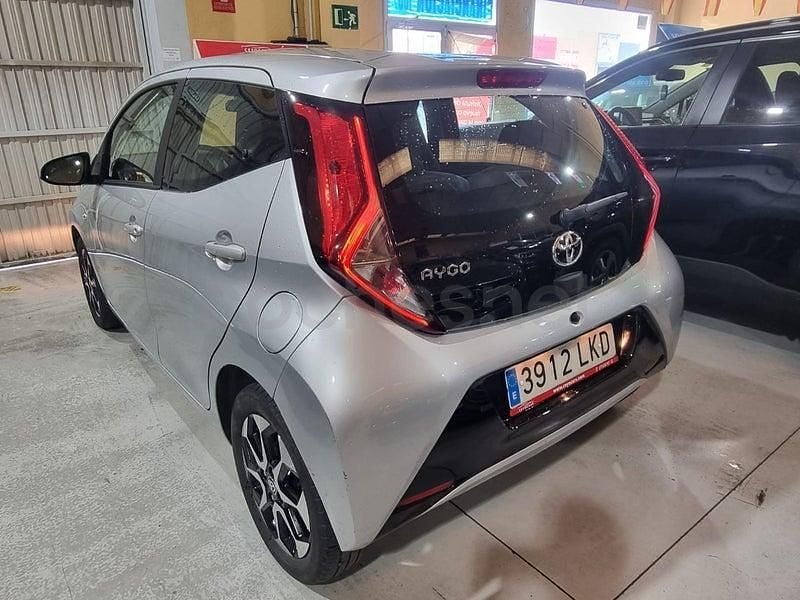 Usado Toyota Aygo X-play 72 CV (52 kW) 2020 Gris / plata Utilitario