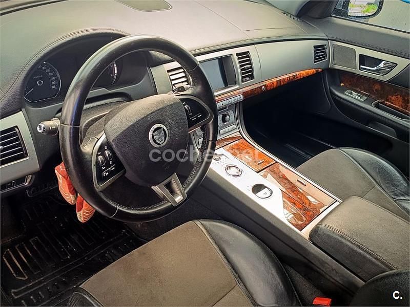 Usado Jaguar XF Luxury 190 CV (139 kW) 2012 Negro Berlina