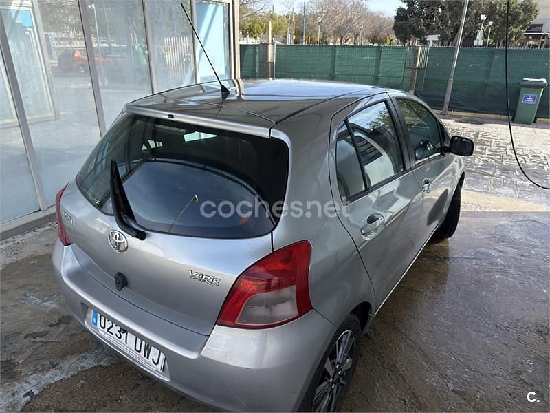 Usado Toyota Yaris Luna 65 CV (47 kW) 2006 Gris / plata Berlina
