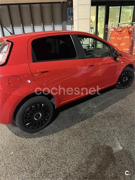 Usado Fiat Punto Evo Dynamic 77 CV (56 kW) 2011 Rojo Utilitario