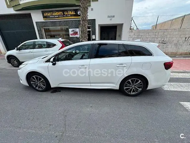Usado Toyota Avensis Advance 143 CV (105 kW) 2015 Blanco Familiar