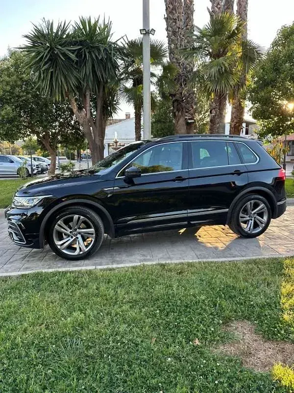 Usado VW Tiguan R-line 150 CV (110 kW) 2022 Negro SUV