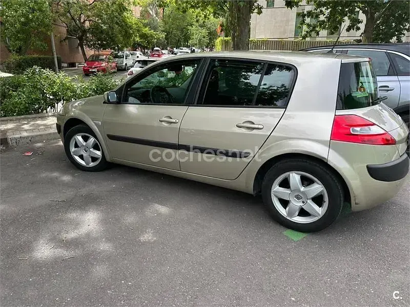Usado Renault Mégane Dynamique 100 CV (73 kW) 2007 Beige Berlina
