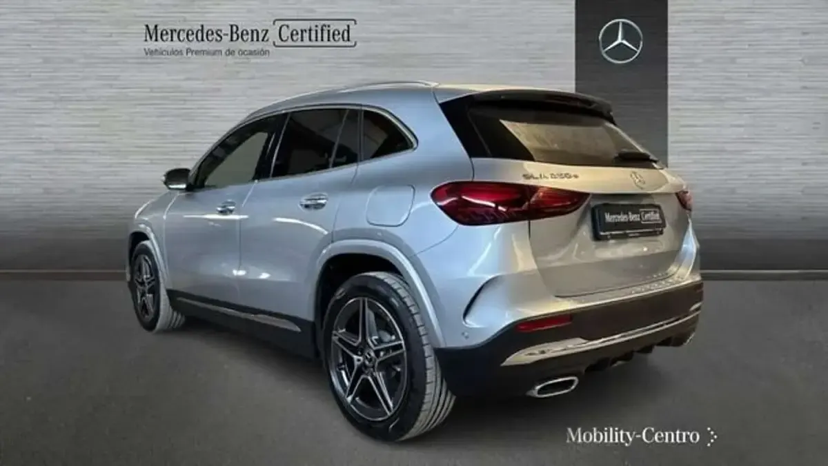 Usado Mercedes GLA250 165 CV (121 kW) 2025 Plateado SUV