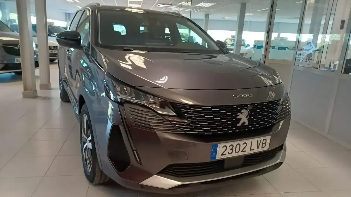 Usado Peugeot 5008 Allure 130 CV (95 kW) 2021 Gris SUV
