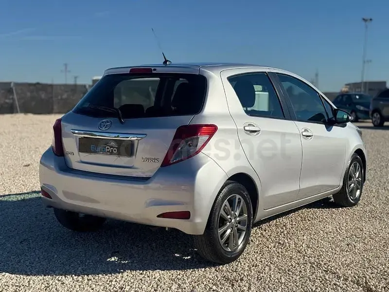 Usado Toyota Yaris Active 90 CV (66 kW) 2012 Gris / plata Utilitario