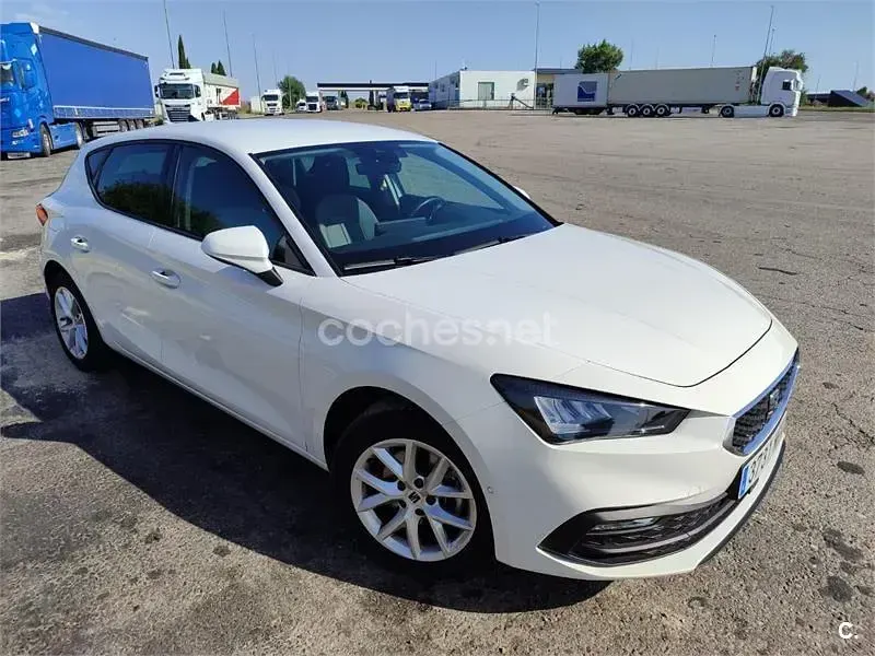 Usado Seat Leon Style 110 CV (80 kW) 2024 Blanco Berlina