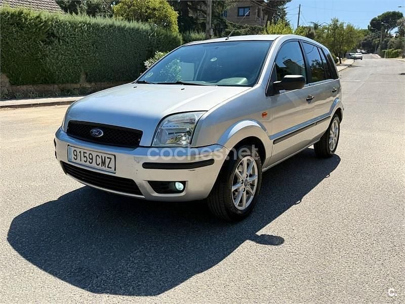 Gris / plata Usado 2003 Ford Fusion Trend Berlina | 2600 € (Un poco caro) - Imagen 1/4
