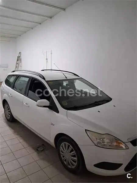 Usado Ford Focus Trend 109 CV (80 kW) 2010 Blanco Familiar