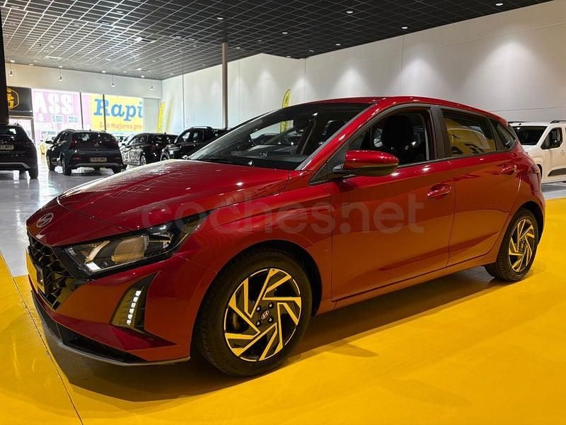 Usado Hyundai i20 101 CV (74 kW) 2024 Rojo Utilitario