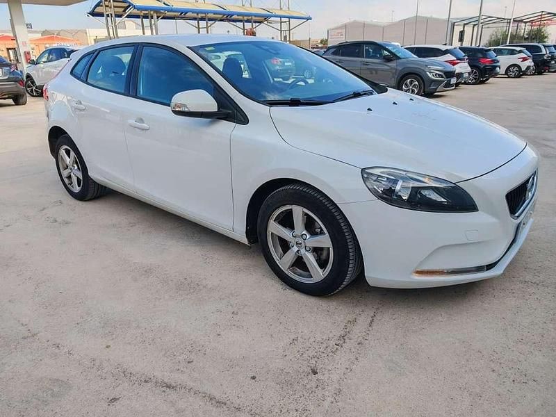 Blanco Usado 2017 Volvo V40 Momentum Utilitario | 14.500 € (Precio justo) - Imagen 1/4