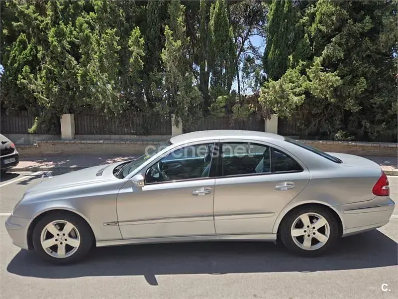 Usado Mercedes E320 Avantgarde 224 CV (164 kW) 2003 Gris / plata Berlina